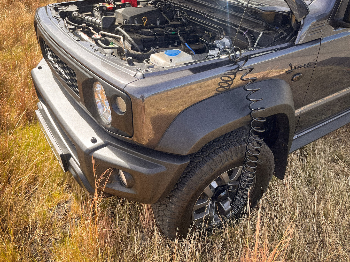 Engine Bay Mount in Jimny 4 with compressor connected to tire