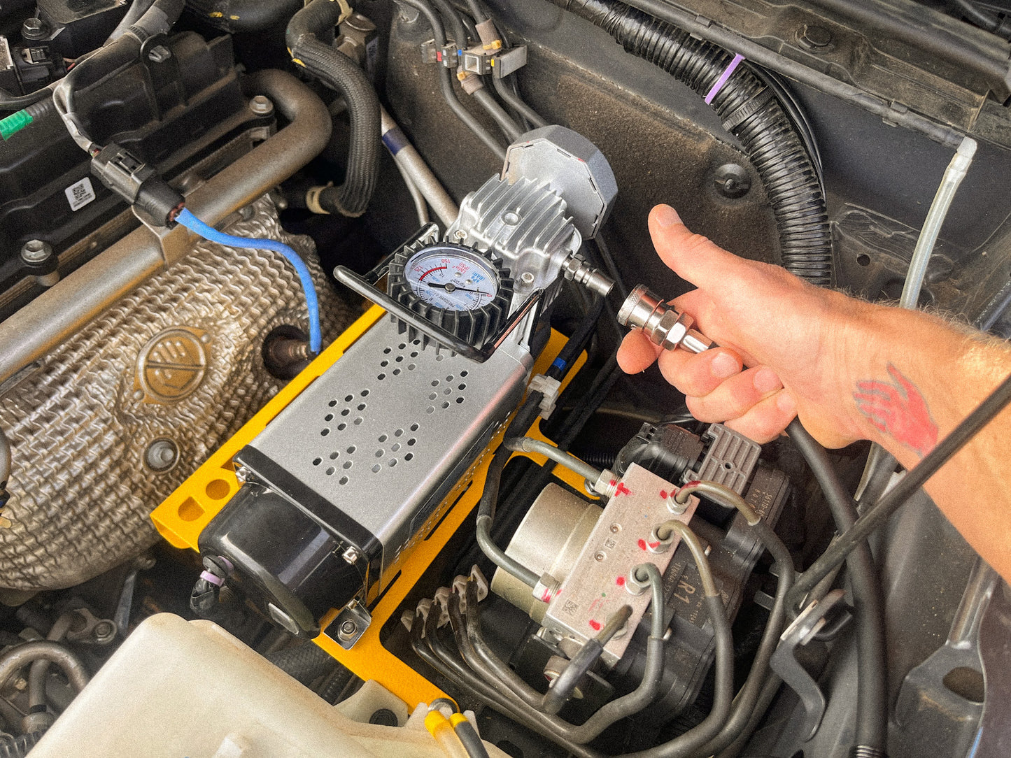 Engine Bay Mount in Jimny 4 with compressor connected