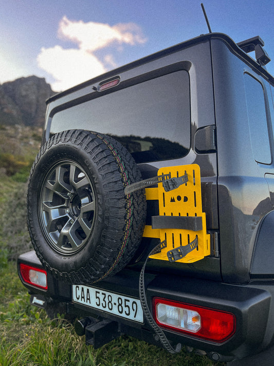 Rear Door Mount showing the storage possibility on a Jimny 4 with straps and gas chock